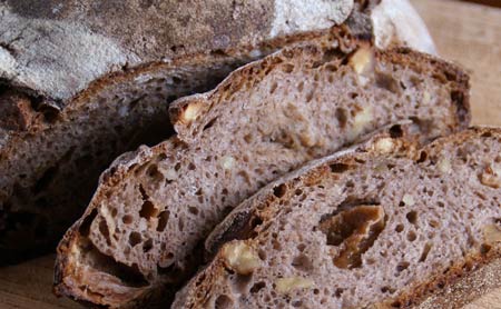 Sliced sweet and sour apple bread