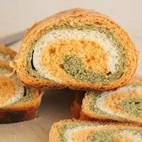 Tomato, Spinach and Cheese Swirl Bread