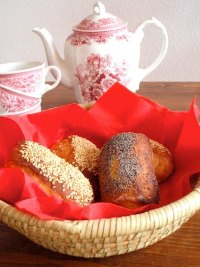 Yoghurt-sesame buns