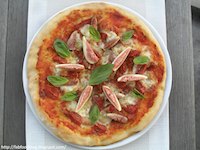 Pizza with prosciutto and figs
