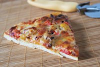 Pizza with mango, bacon and pepper