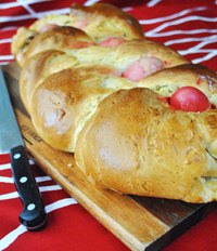 Greek Easter bread (Tsoureki Paschalino)