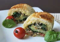 Bread roll with spinach and ham