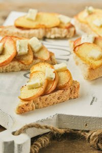 Crostini With Caramelized Apple And Gorgonzola