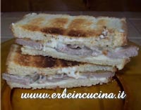 Turkey Sandwich with Thyme and Gorgonzola