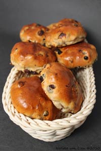 Dutch raisin-currant rolls